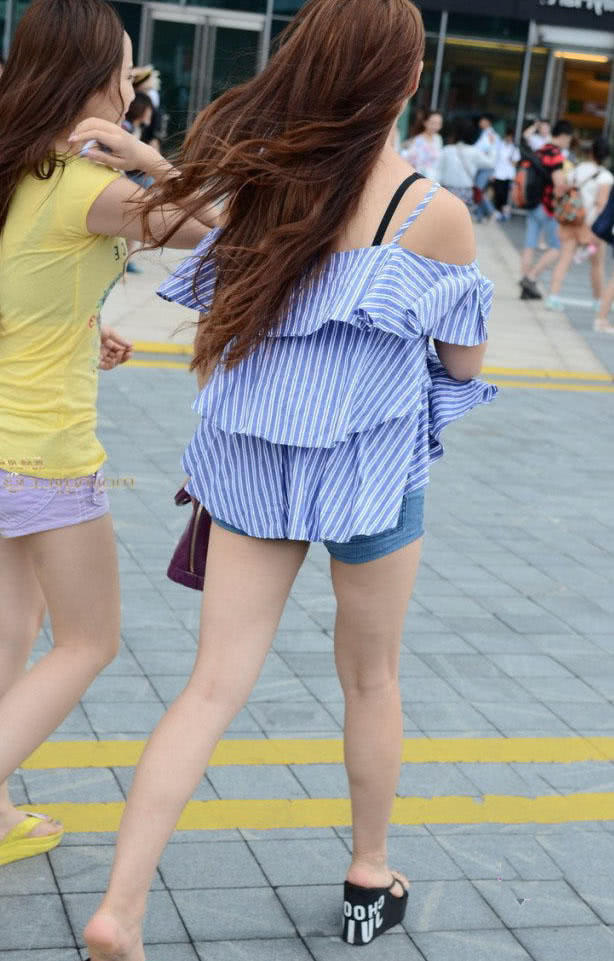 时尚御姐性感着装上街，全身散发迷人气质，路人忍不住找各种理由