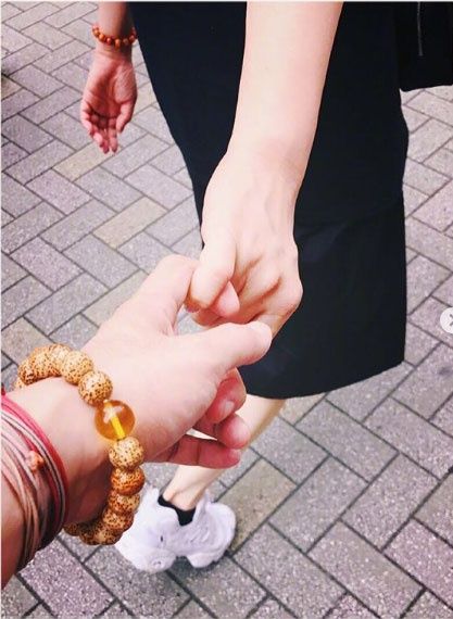 王祖蓝当爸 横店着火死2人 古巨基撒狗粮 赵薇状态超好