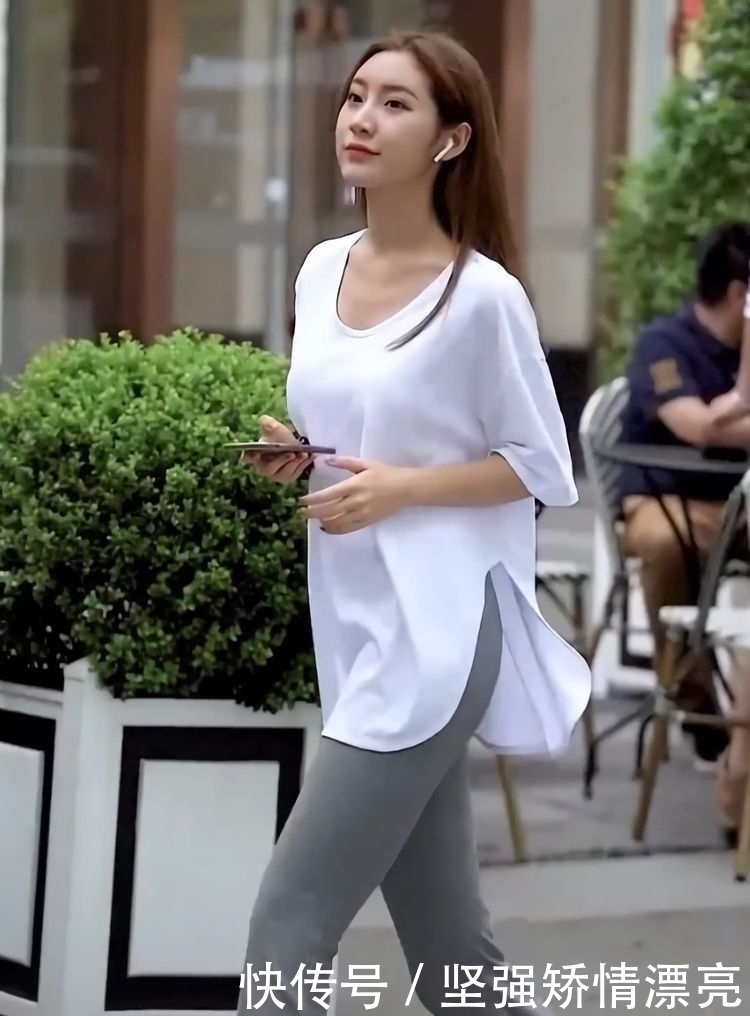  美女|美女是来街拍还是去买菜，穿着“睡衣”就出门了，够接地气