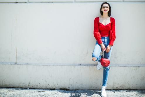 宋茜太拼了！这么低胸的衣服也敢穿出门，网友直呼“太性感”！