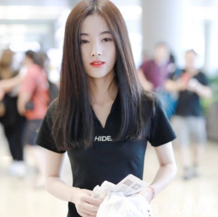 看了鞠婧祎穿修身长裙，再看看宋祖儿，身材干瘦和苗条真不一样