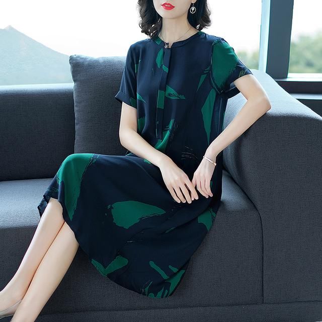 我是70后，没人叫大妈，只因穿这“墨绿”裙，美到路人看直了眼