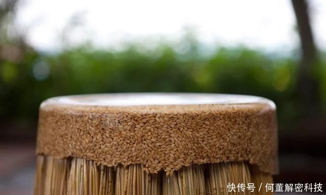  「花钱买」20捆稻草编个草墩子，放在家里当凳子坐，如今年轻人只能花钱买到