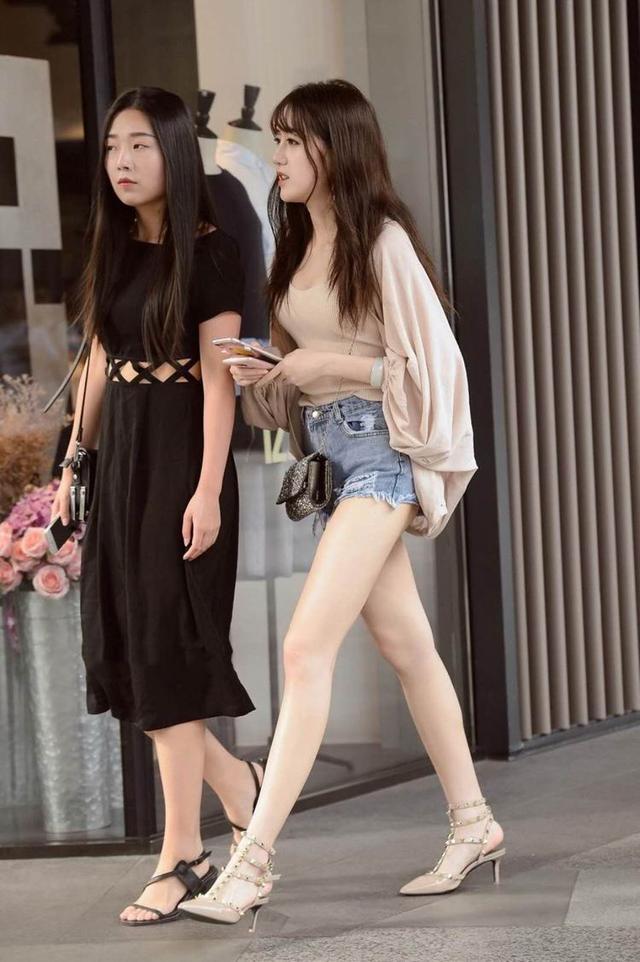 街拍：小美女清新温柔亭亭玉立，令人眼前一亮！