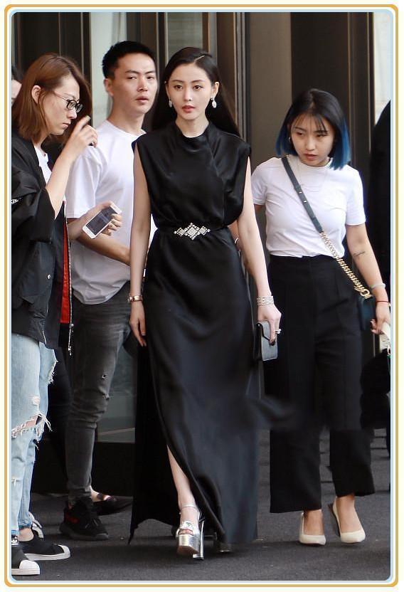 张天爱机场秀，28岁穿5岁小姑娘的衣服，网友：太可怕！