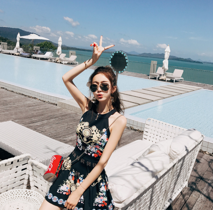 性感印花式比基尼小姐姐，与美丽的大海融为一体！