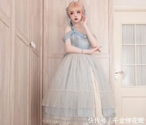  lo@lo娘才16岁，双腿竟自带“丝袜特效”，穿出面粉腿让人心动
