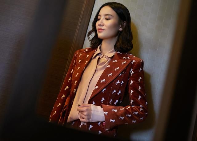 90后新锐小花何美璇张南穿印花西装，竟没输同款造型的宋佳刘雯
