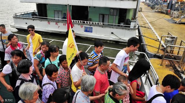 如今跟团游费用那么低，原来旅行社是靠这个赚钱