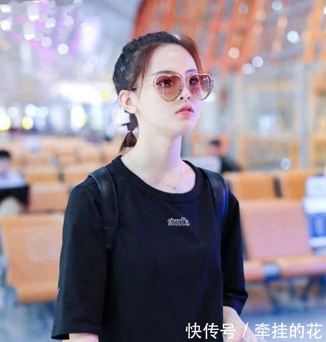 杨超越真敢穿，只穿上衣光着腿，网友没钱买裤子叫粉丝送噻