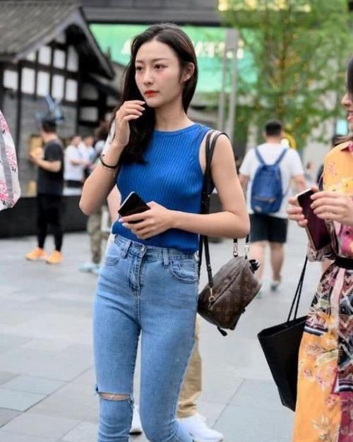  「美女」养眼女神街拍：眉清目秀的美女，一件蓝色背心配蓝色牛仔裤，青春活力十足