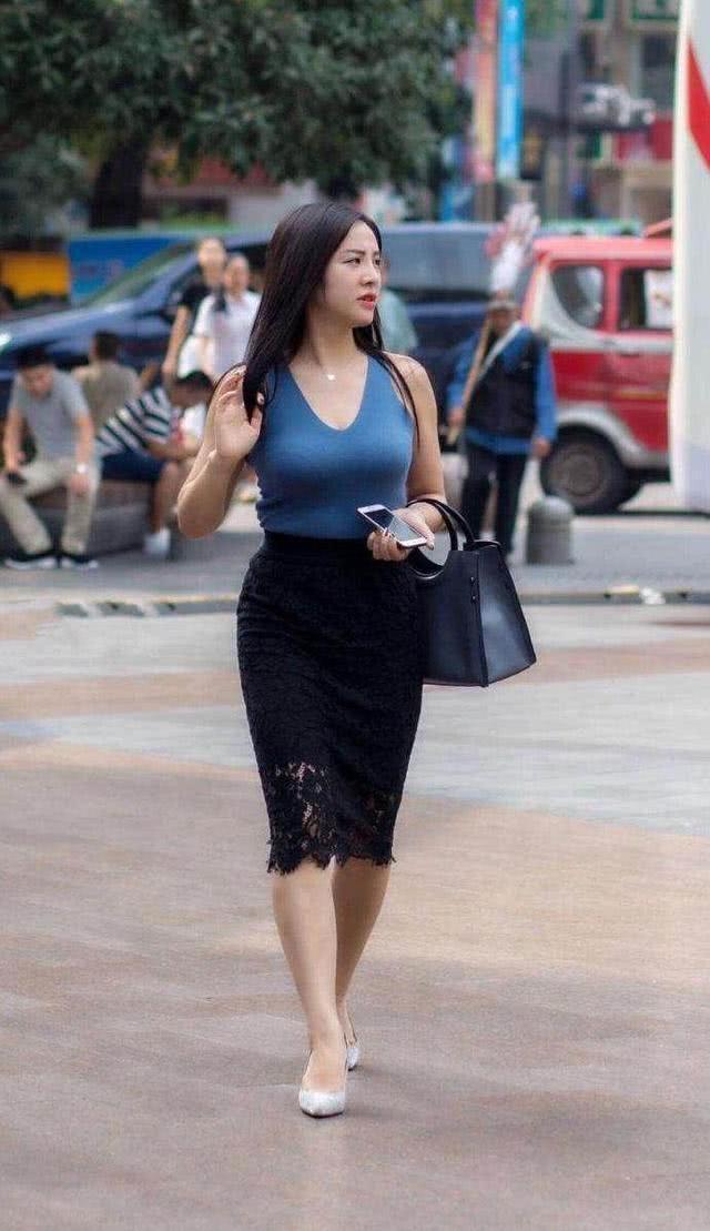 街拍：白皙靓丽的小姐姐，穿着利落性感备受关注！