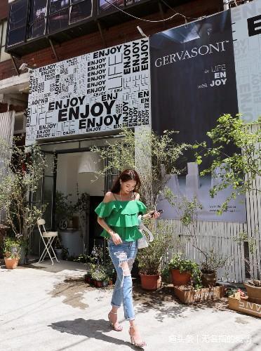 干净利落的紧身裤美女，显得更加时髦青春有活力！