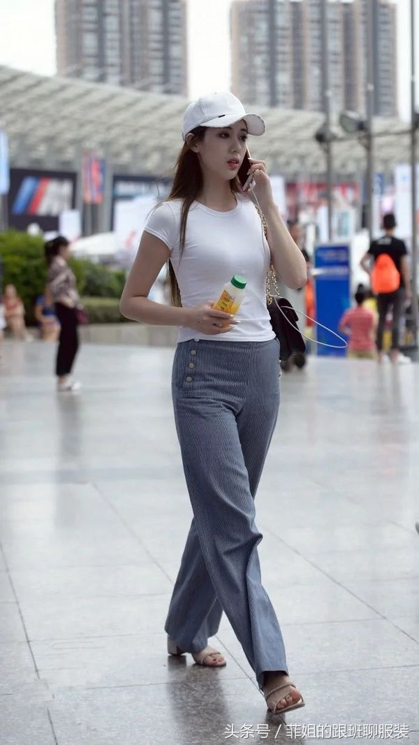 一组高颜值美女，街拍行走的气质，光鲜白皙的优雅美腿小姐姐