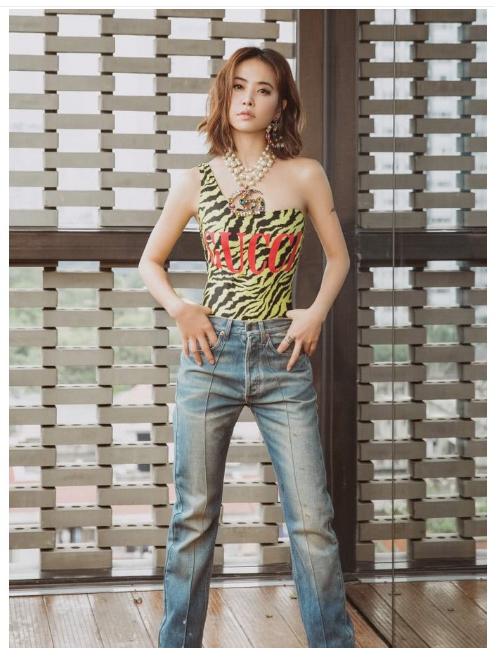 蔡依林鞋子绝了!鞋跟细到可以卡进地板缝，脚背拱那么高不难受?