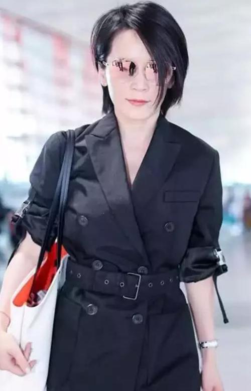 当蒋欣和俞飞鸿同穿西装,网友:终于见识了熟女的魅力有多大