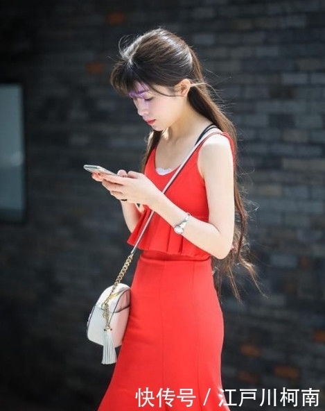 【低头】街拍:小姐姐身着鲜艳红裙,低头表情,美丽娇艳欲滴