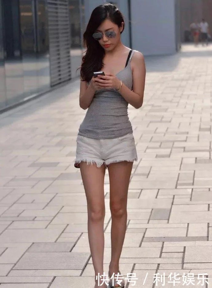 时尚御姐灰色吊带配搭白色短裤，显得更加有气质，关键小姐姐还那
