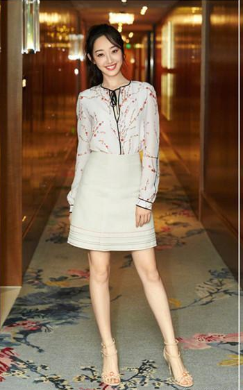 蒋梦婕真重口! 这裙子真像染了血的床单, 更辣眼的是脚上那双鞋!