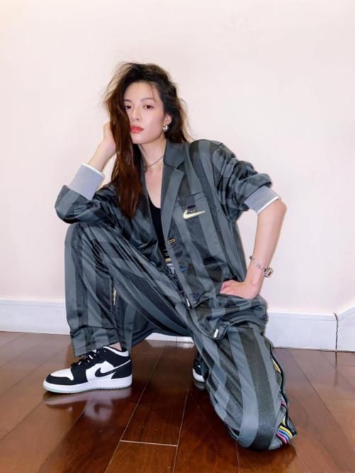  [不妨]喜欢春季帅气风格穿搭的女生，不妨看钟楚曦的搭配，简单而又大方