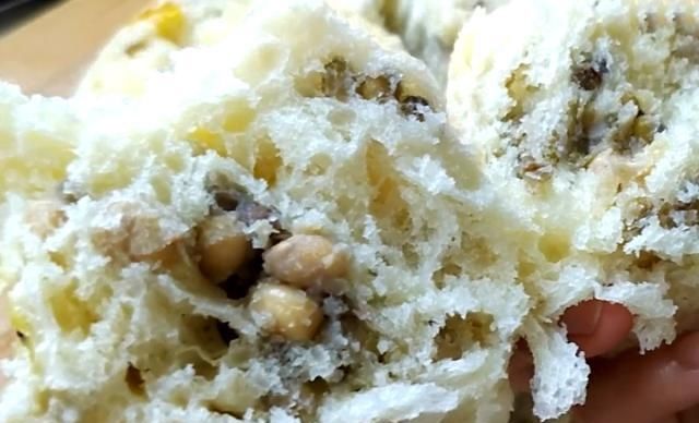  「黄豆和绿豆」黄豆别再打豆浆，加半碗绿豆，锅中一蒸，蓬松暄软，比面包还香软