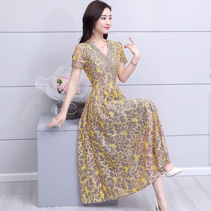 哇塞!53岁婆婆真敢穿!素色修身连衣裙+小高跟,高贵还显年轻