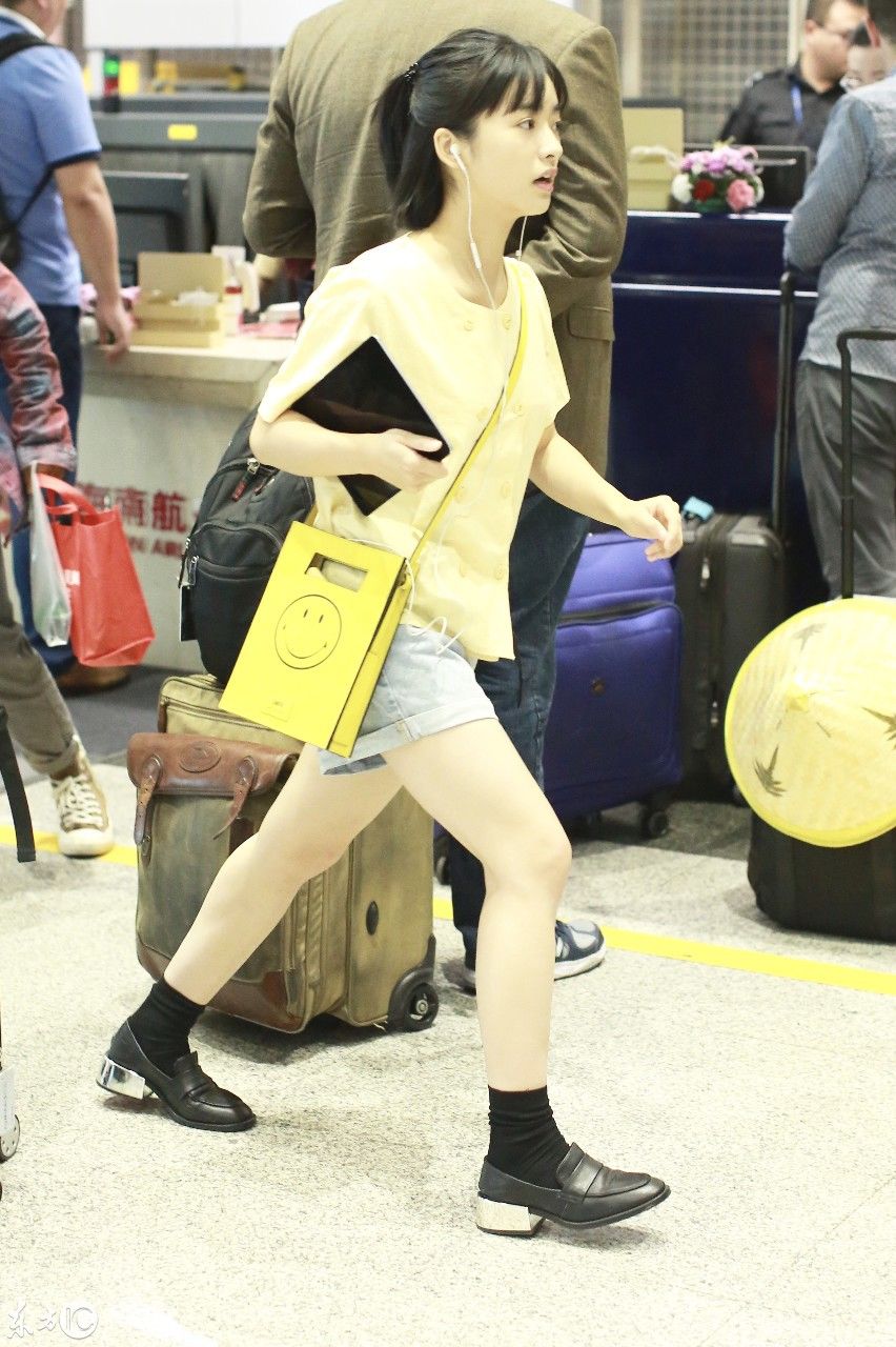 沈月现身机场，黑皮鞋与黑长袜的搭配，真心不好看!