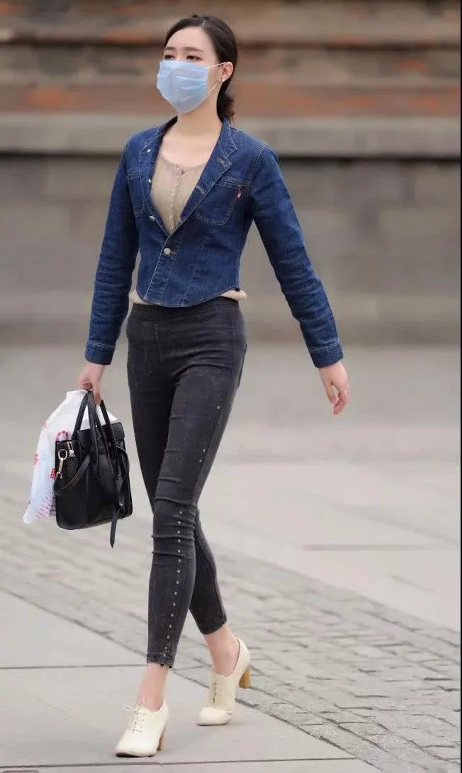 白皙诱人带着口罩都遮挡不住气质的小姐姐，束身装显苗条身材