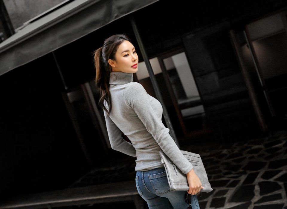 街拍 孤傲的紧身牛仔裤美女，气质不凡!