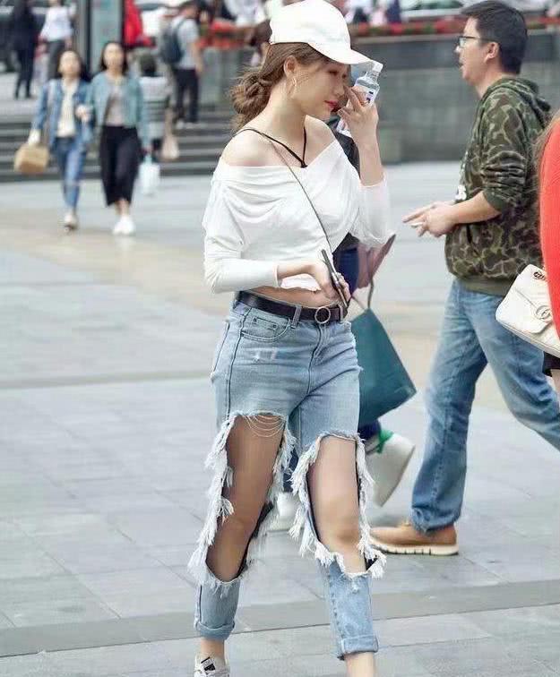 街拍：甜美高挑的小姐姐，穿着楚楚动人有点酷！