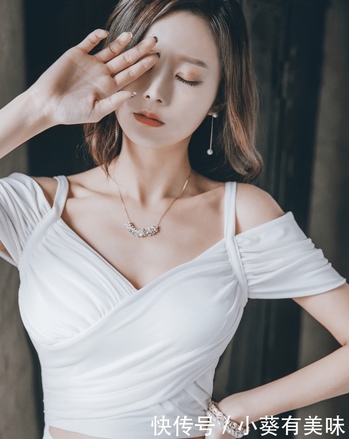  『美女』美女一袭白裙，展现完美身材比例！