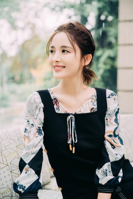 纽约时装周古力娜扎阿汤嫂比邻而座全程无互动，被孤立的中国小花