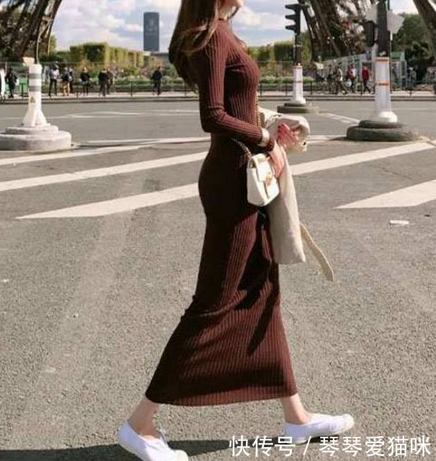 大街上走来一穿紧身衣的美女，男人看到，都睁不开眼了！