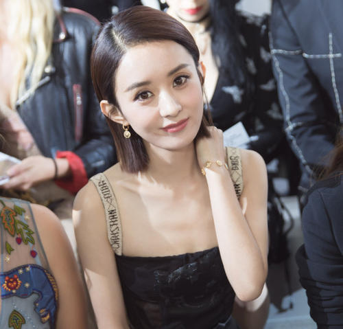 赵丽颖太厉害了吧,穿高腰装,这腰细得都能穿针眼儿了!