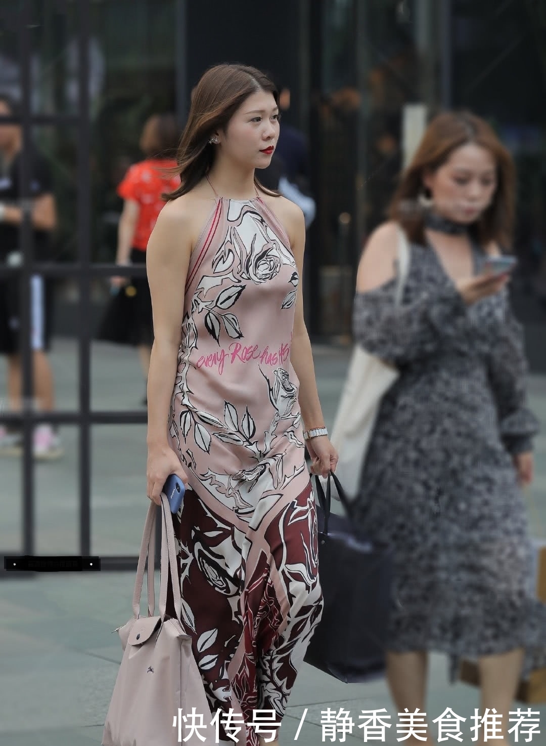  太美：路人街拍：慵懒优雅的“睡衣风”，后背亮点太美啦！