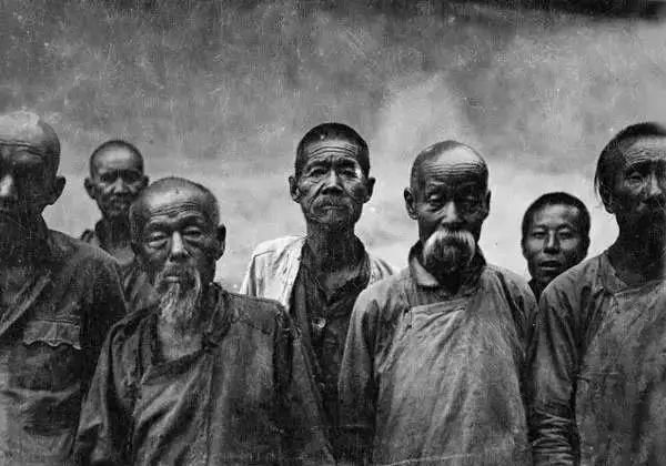 美国人在鞋盒里发现了6000张中国老照片，轰动全世界