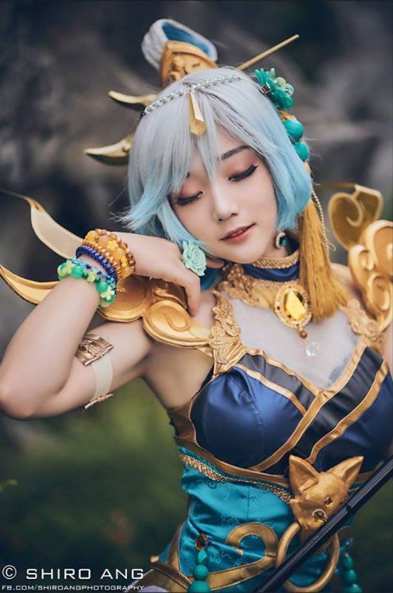 前螺旋猫成员Cos《英雄联盟》拉克丝 性感吸睛!