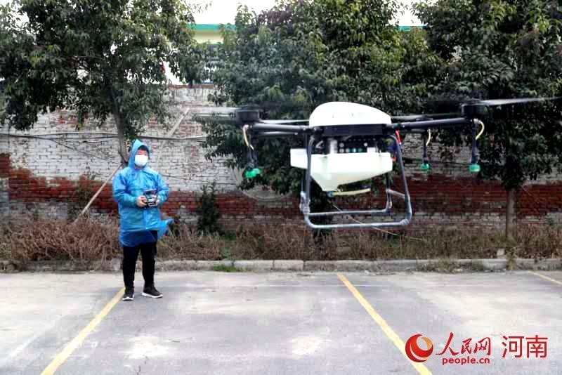  【定高度向下喷洒消毒】河南焦作：无人机当上“消毒员”
