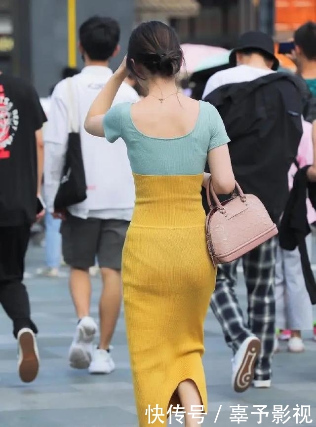 舒适■靓丽又舒适的装扮有很多，时尚女生偏爱的还是针织裙