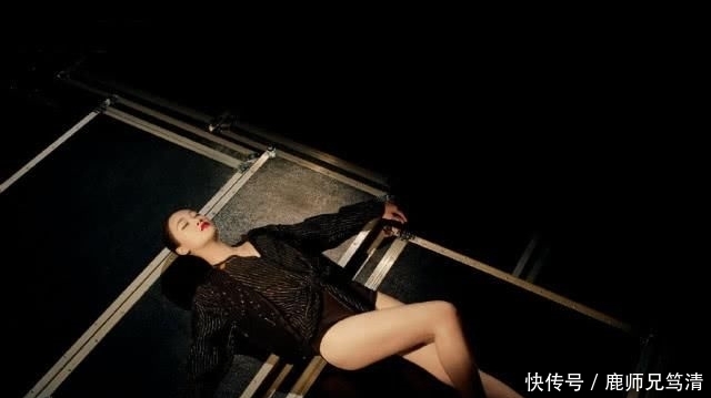 开叉@配红唇性感大气，蓝盈莹黑色抹胸裙