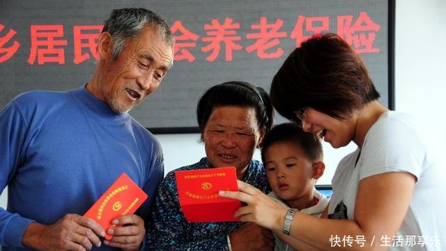 2019年养老金并轨怎样了为何企事业退休养老金差距还在拉大