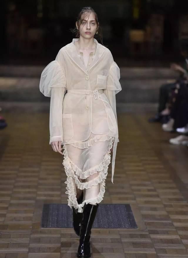  『穿着』只要穿着Simone Rocha，就可以一直做少女哦
