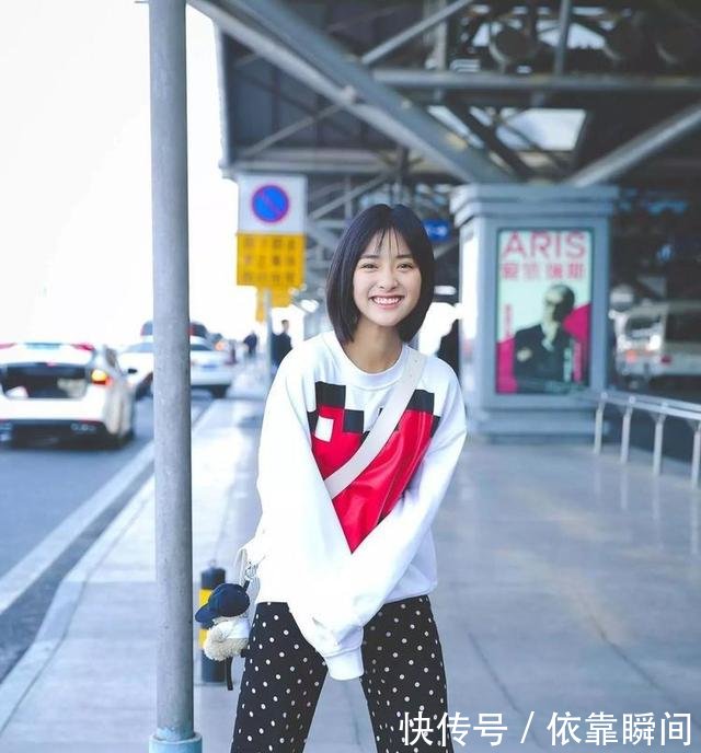 沈月又穿这条裤子，网友千年不换的裤子和每天都换的上衣！