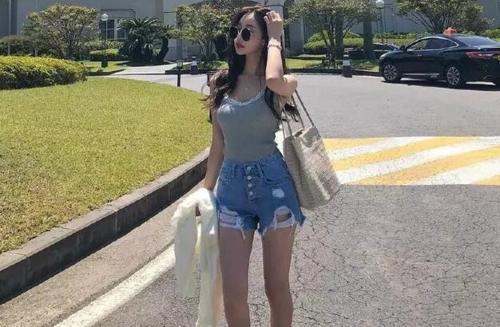 俏美靓丽的牛仔裤美女，身材曲线凹凸紧致，怎么搭都好看！