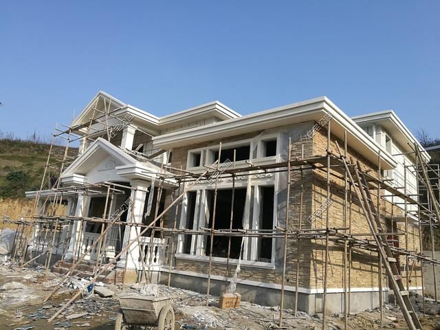  房盖■重庆刘先生回乡建洋楼，光挖机费就花了2万多，这房盖的有