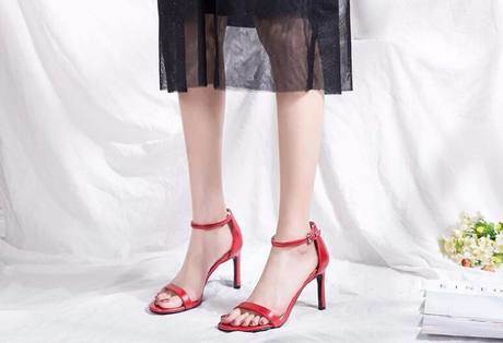 经典百搭一字带设计，高跟鞋露出淡雅的甜美气息