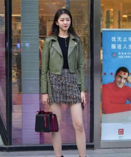 【美女】街拍：皮肤白皙的美女，一条碎花连衣裙外搭白色外套，时尚优雅范