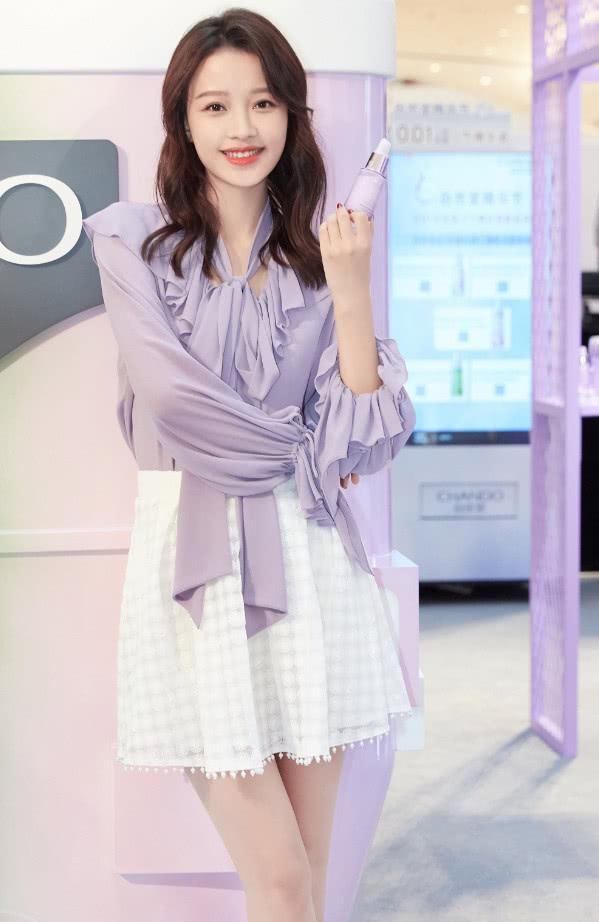 孙怡为显腿长，把靴子拉链只拉了一半，看起来却像腿粗拉不上！