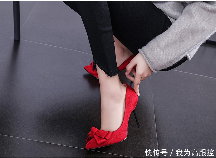 纤细的筷子跟与蝴蝶结结合的高跟鞋