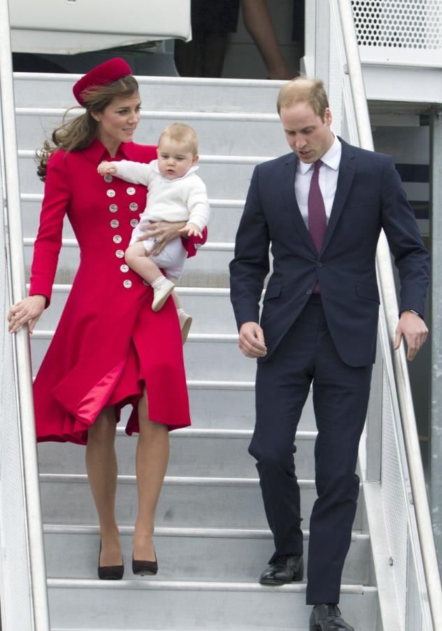 同样是红色服饰，西班牙王后穿出“野性美”，凯特王妃穿出传统美